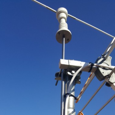 Instalación del Espantapájaros para Antena en el tejado de una casa. Zoom Sujeción Mástil. Vista desde abajo
