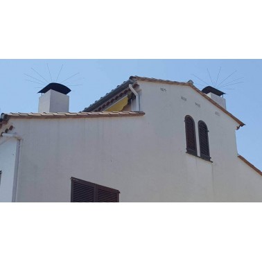 Vista de fachada de casa con 2 Eolos Araña para impedir que se posen los pájaros