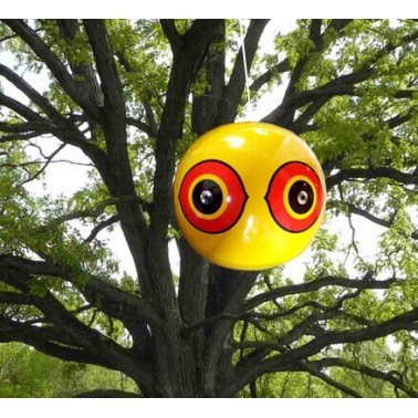 Globo Espantapájaros Scare Eyes instalado en árbol
