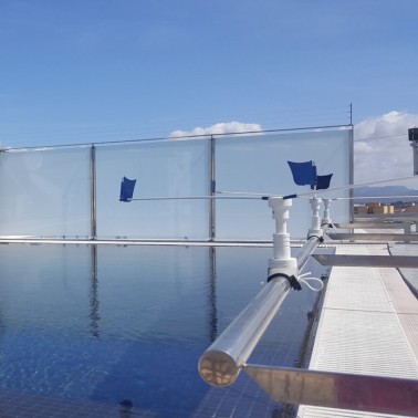 Dos StopGull Air instalados en piscina flotante con Soporte Textil Railing