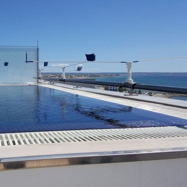 Dos StopGull Air instalados en piscina flotante con Soporte Textil Railing Vista Frontal