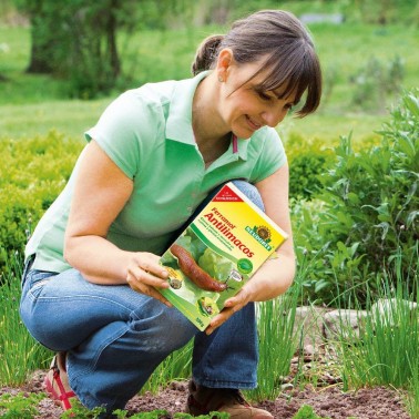 Mujer aplicando Ferramol Antilimacos en Jardín