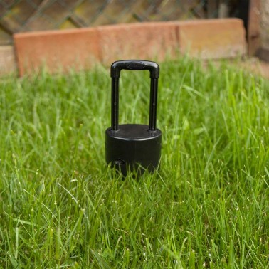 Trampa para Topillos instalada en jardín