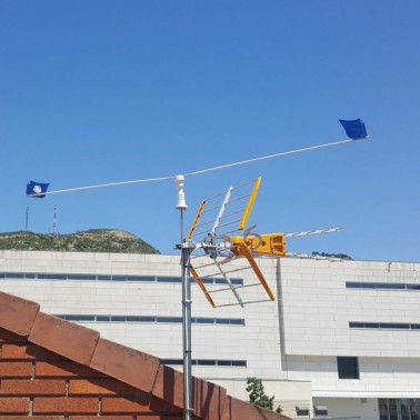 Instalación del Espantapájaros para Antena en el tejado de una casa